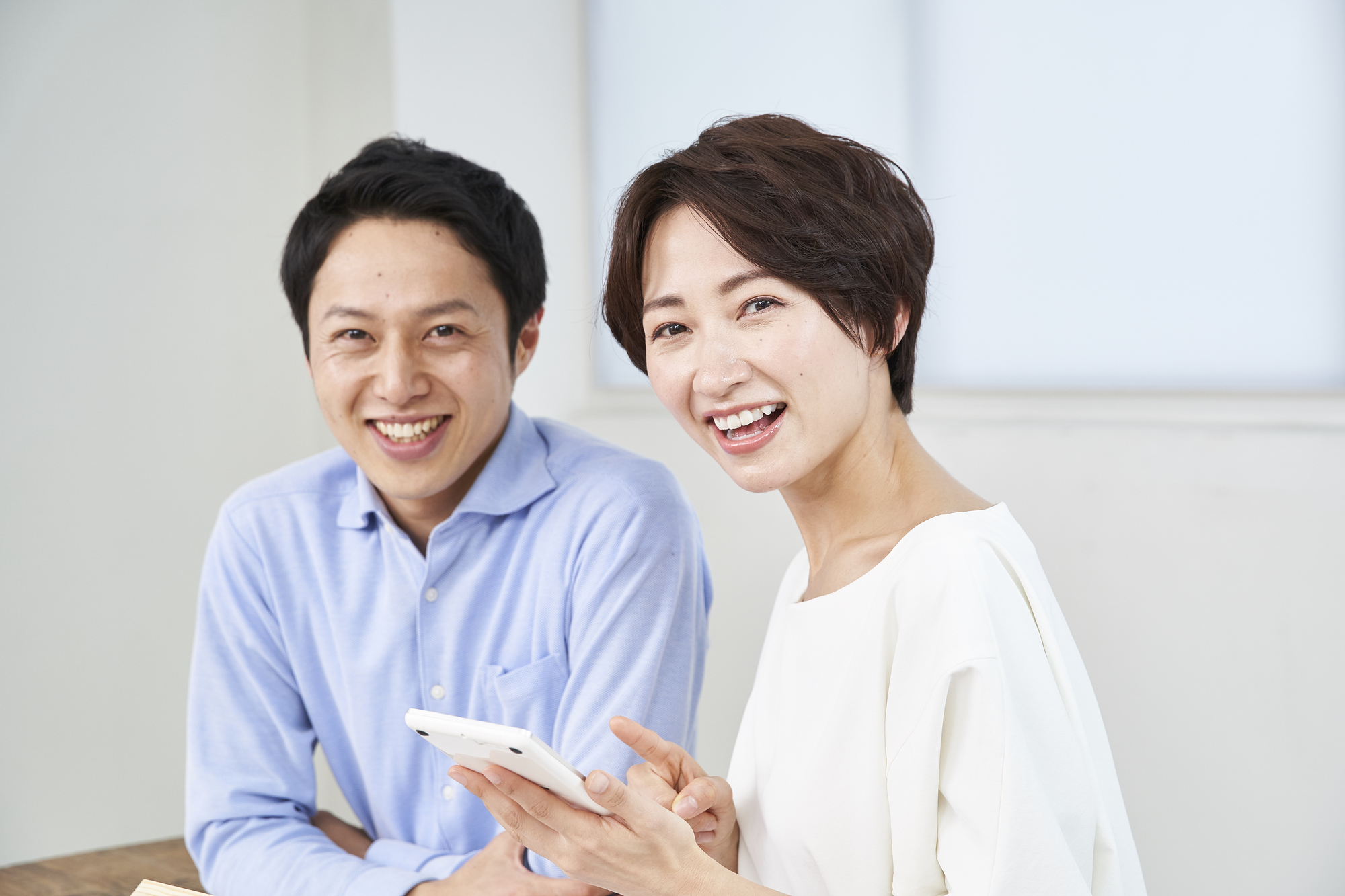 落ち着いた雰囲気の中で談笑する大人の参加者たち