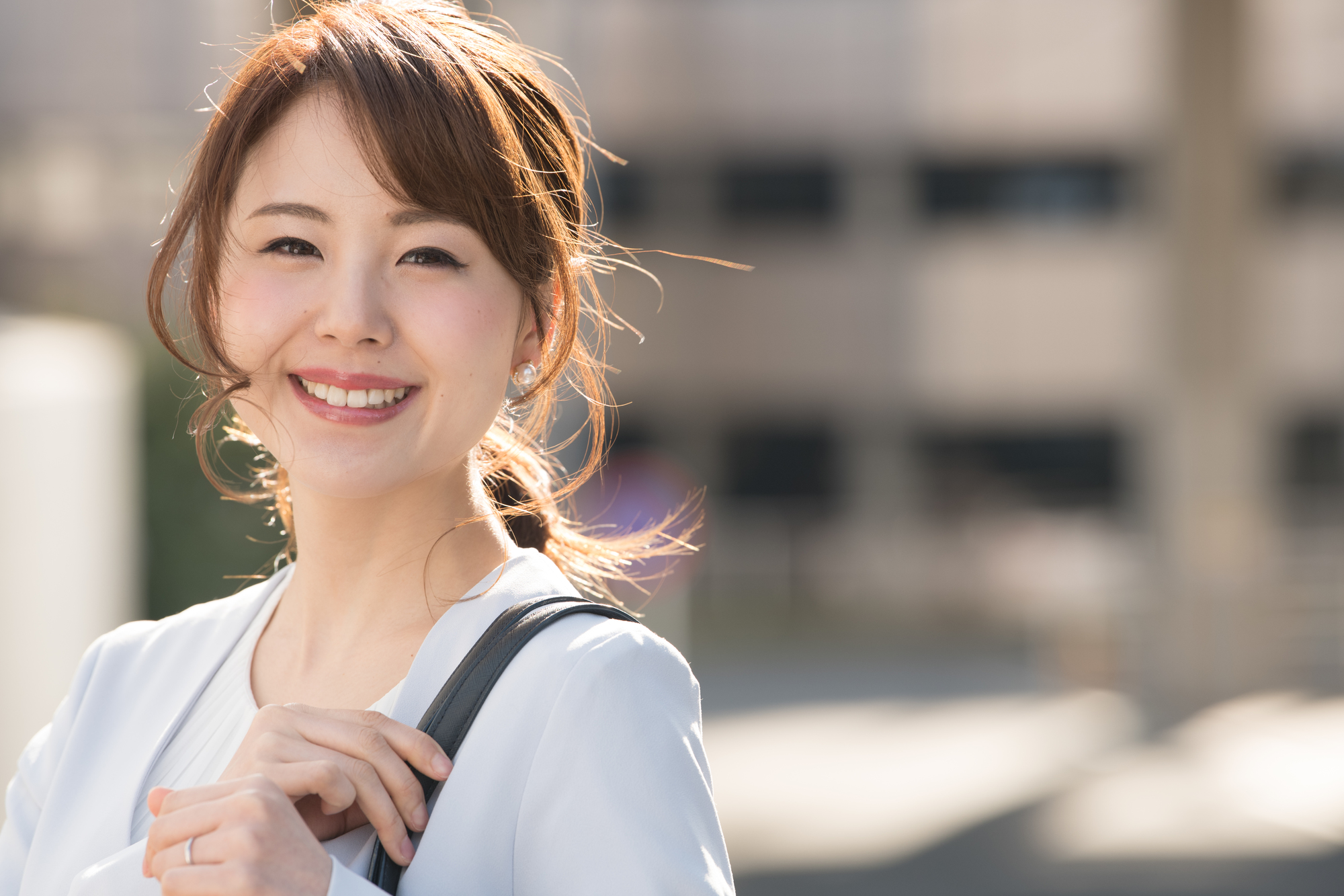 和やかな雰囲気の中で会話を楽しむ大人の男女