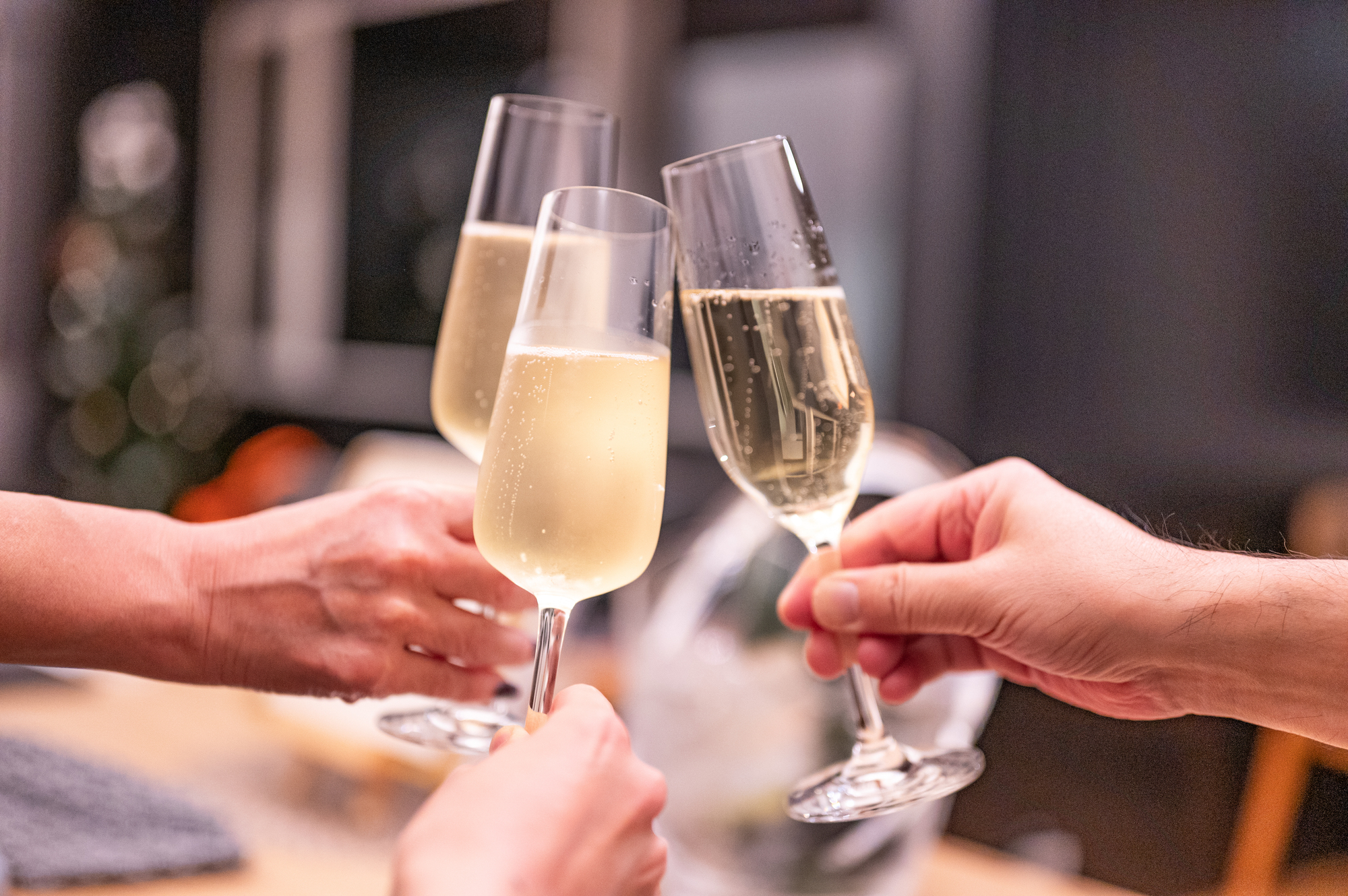 カフェで楽しく会話をする大人の交流会の様子