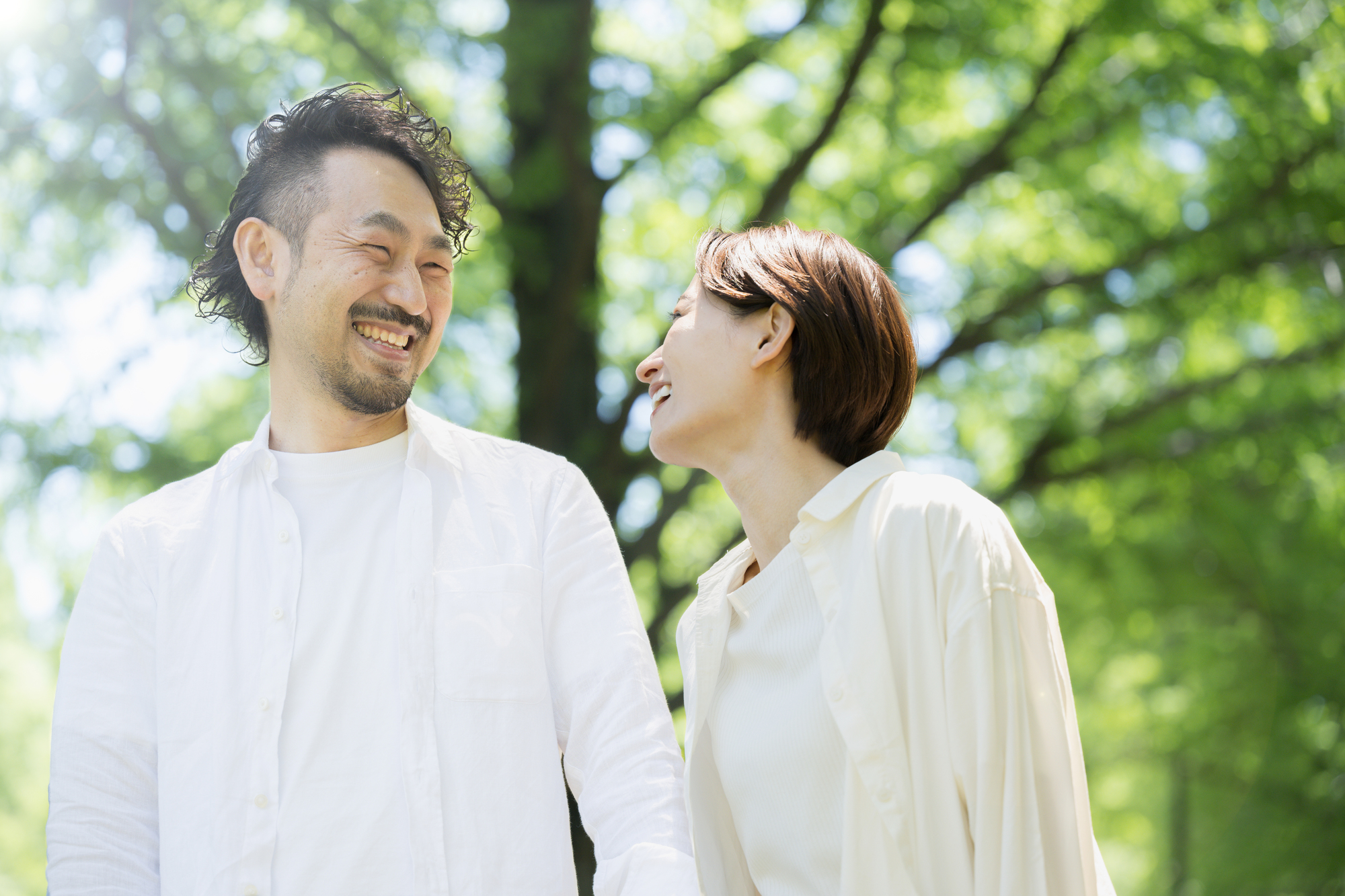 丁寧に説明を受けながら内容を確認する参加者のイメージ