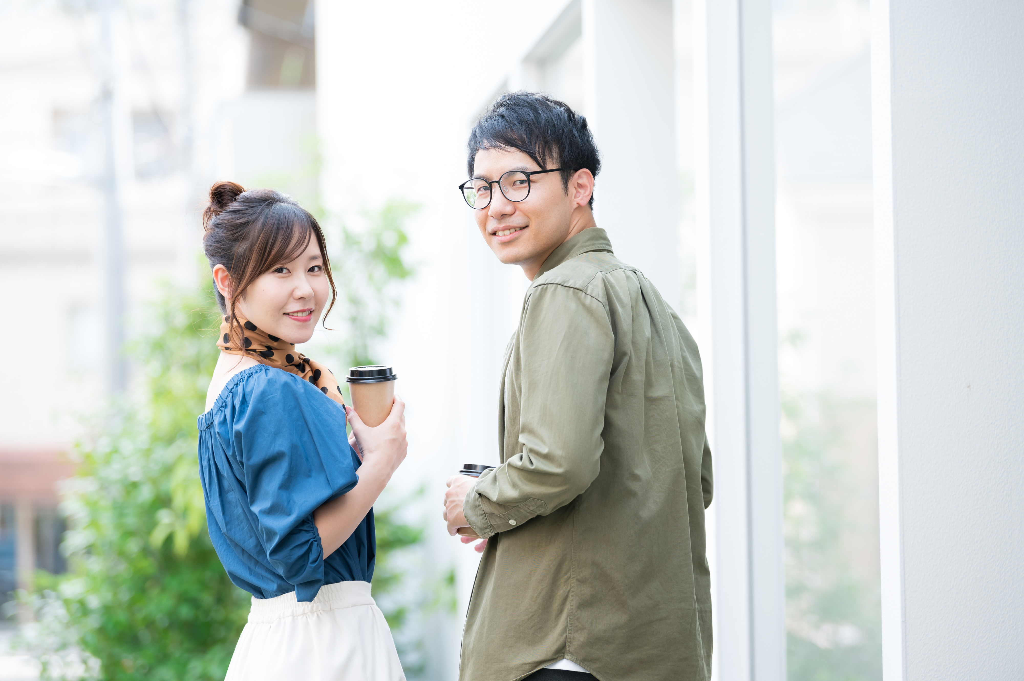 落ち着いた雰囲気で節度ある交流を楽しむ大人の参加者