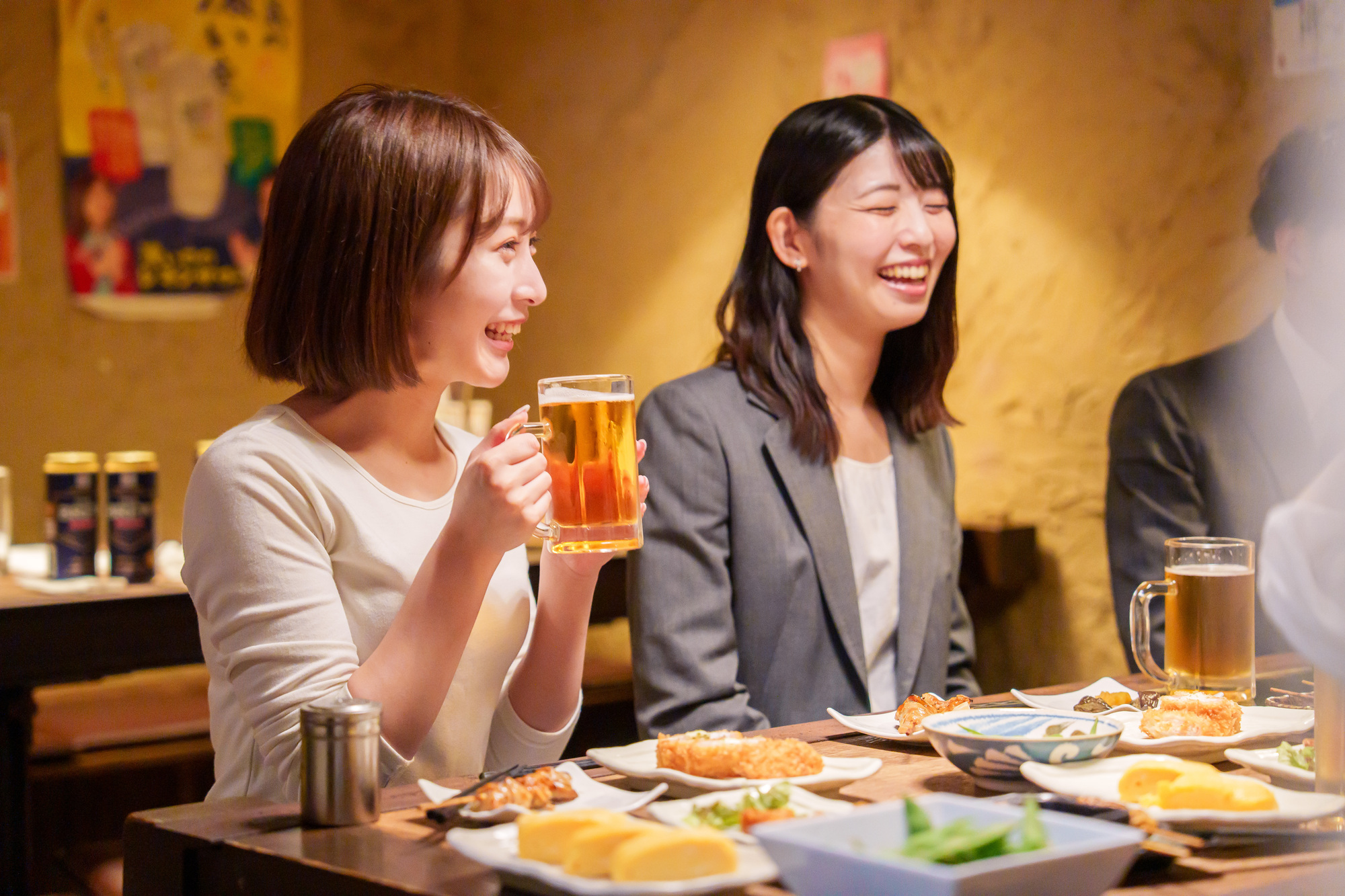 居酒屋で笑顔で乾杯し会話を楽しむ大人の交流イベントの様子